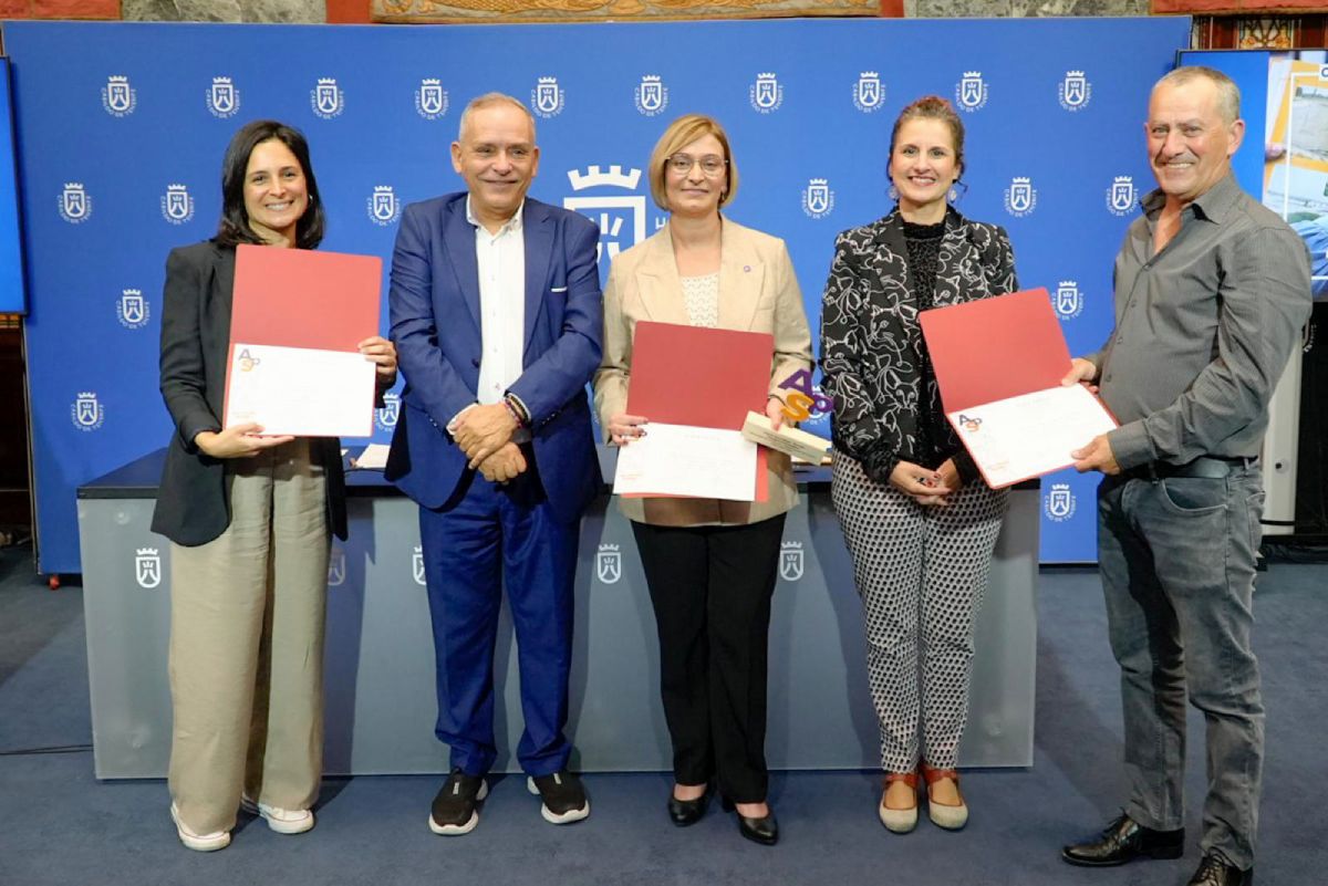 Entrega de premio al TFG, desarrollado por la egresada Regina Padrón con la tutorización de la catedrática Luisa María Vera, junto a sus entidades colaboradoras: TEIDEAGUA y Asociación de vecinos Cuevas de Lino (Batán).