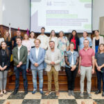 Foto de familia de las persoas participantes en el acto.