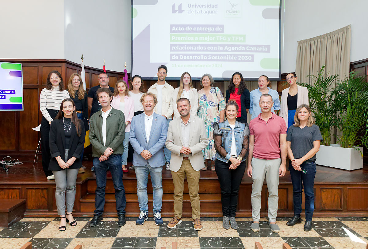 Foto de familia de las persoas participantes en el acto.