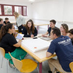 Estudiantes de este curso BIP durante una de las sesiones de trabajo en común en la Facultad de Economía, Empresa y Turismo.