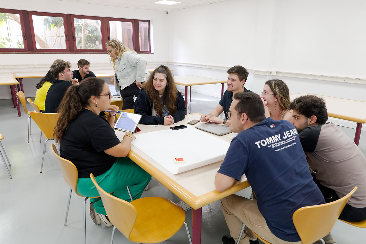 Estudiantes de este curso BIP durante una de las sesiones de trabajo en común en la Facultad de Economía, Empresa y Turismo.