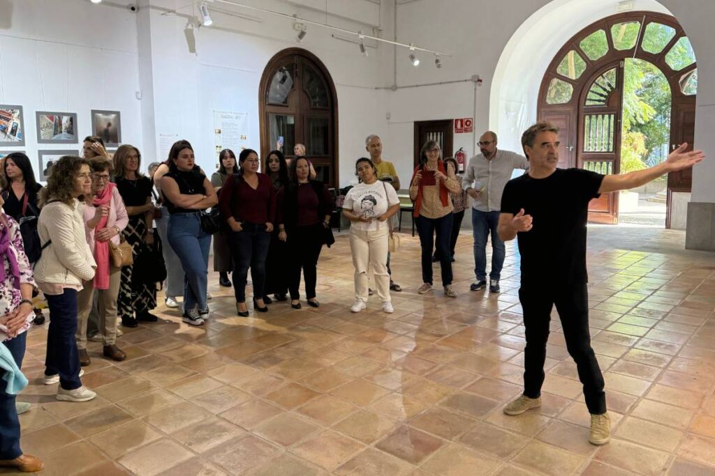 Jaume Perelló explica la exposición a las personas que acudieron al Espacio Cultural La Capilla para su inauguración.