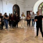 Jaume Perelló explica la exposición a las personas que acudieron al Espacio Cultural La Capilla para su inauguración.