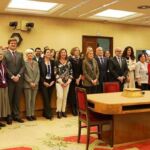 Foto de familia de los investigadores/as que han participado en los informes. En el centro de la imagen, con pantalón blanco, Francina Armengol, presidenta del Congreso. Carina González, con chaqueta roja, cuarta por la izquierda.