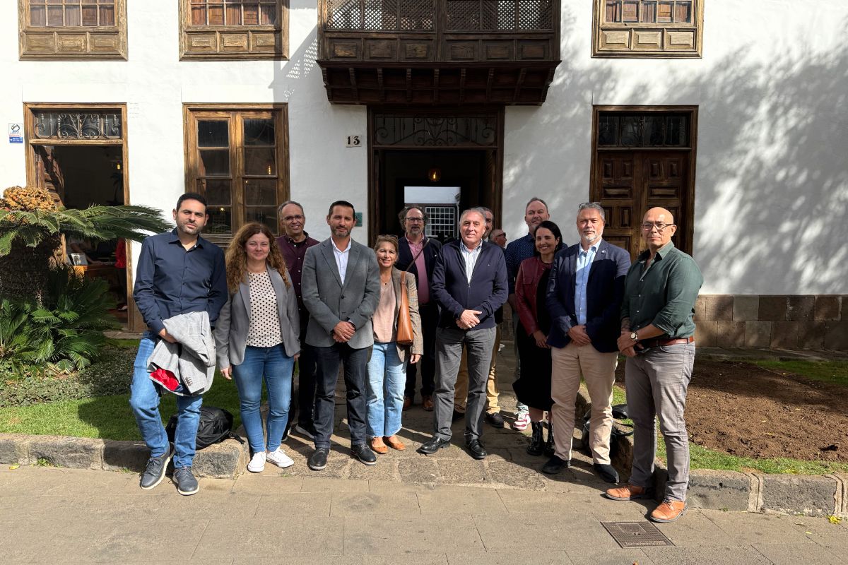 Participantes en este encuentro (con la excepción de la diputada regional, que tuvo que marcharse antes de la fotografía).