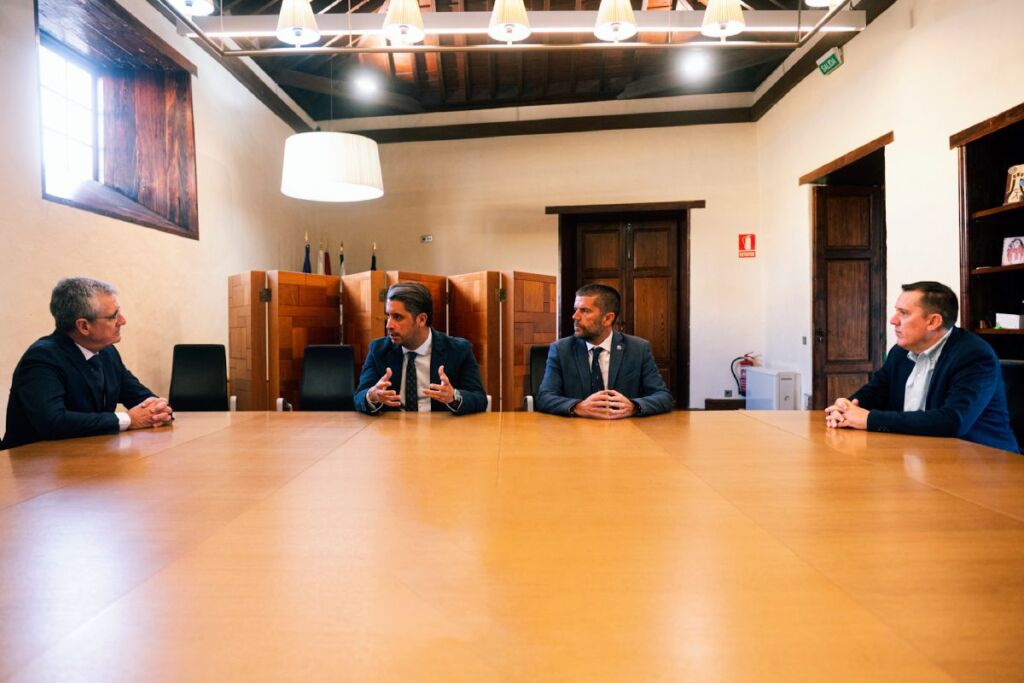 De izquierda a derecha: Javier Martín, Luis Yeray Gutiérrez, Francisco García y Adolfo Cordobés, durante la reunión para hablar sobre el programa del 25 Aniversario de la Declaración de La Laguna como Ciudad Patrimonio de la Humanidad. Foto: Ayuntamiento de San Cristóbal de La Laguna