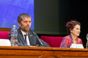 El rector y la vicerrectora en la presentación.