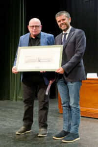 José Arnay recibiendo su homenaje.