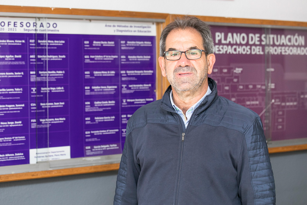 Imagen de archivo del profesor Pedro Álvarez, responsable de la investigación, fotografiado en la Facultad de Educación en 2021.