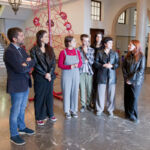 El rector de la ULL, Francisco García, conversó con el equipo responsable de este proyecto artístico sostenible: Itahisa Pérez, Claudia Bolaños, Alejandro Hernández, Paola Hernández, Lucía Correa y Valeria Leal.