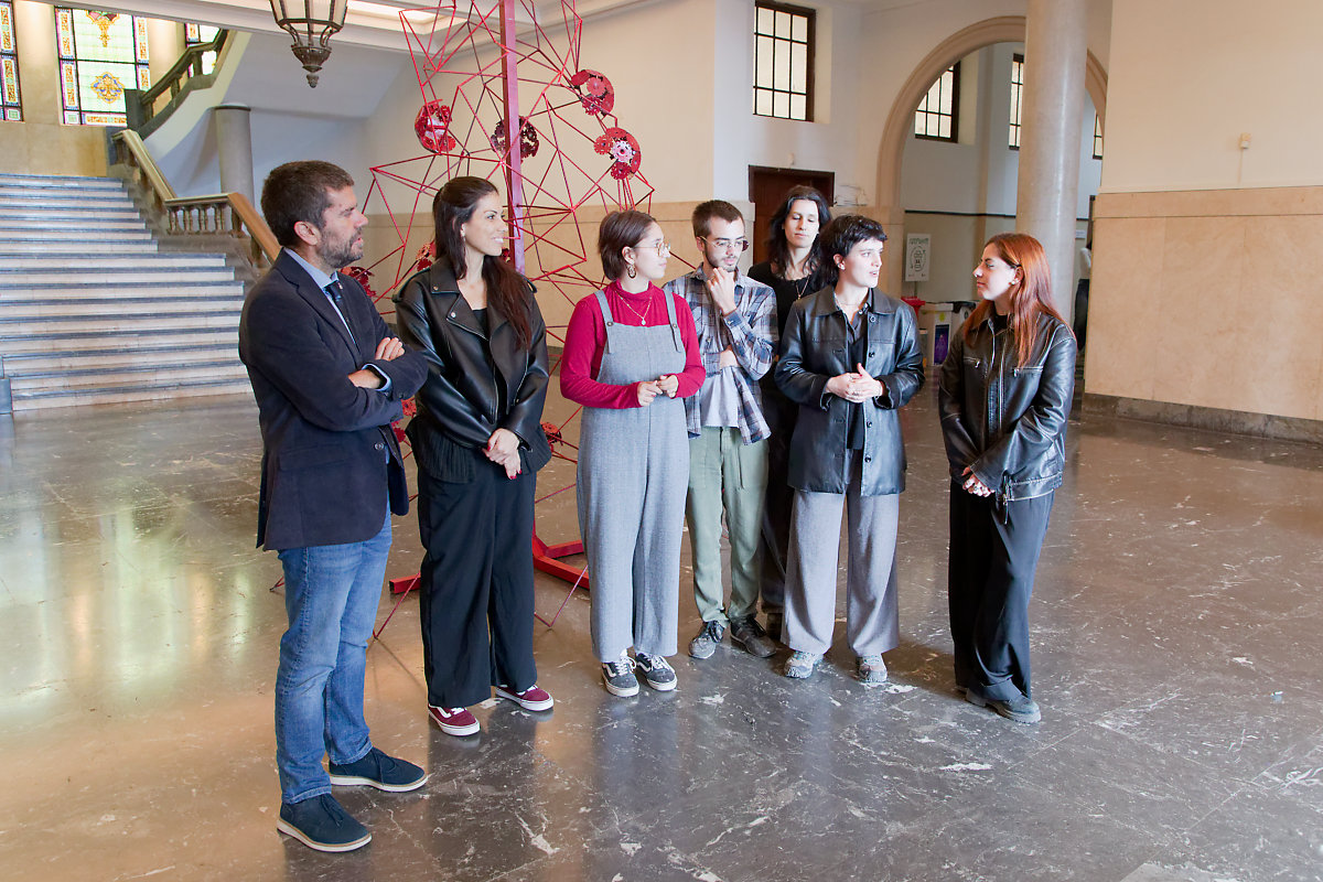 El rector de la ULL, Francisco García, conversó con el equipo responsable de este proyecto artístico sostenible: Itahisa Pérez, Claudia Bolaños, Alejandro Hernández, Paola Hernández, Lucía Correa y Valeria Leal.