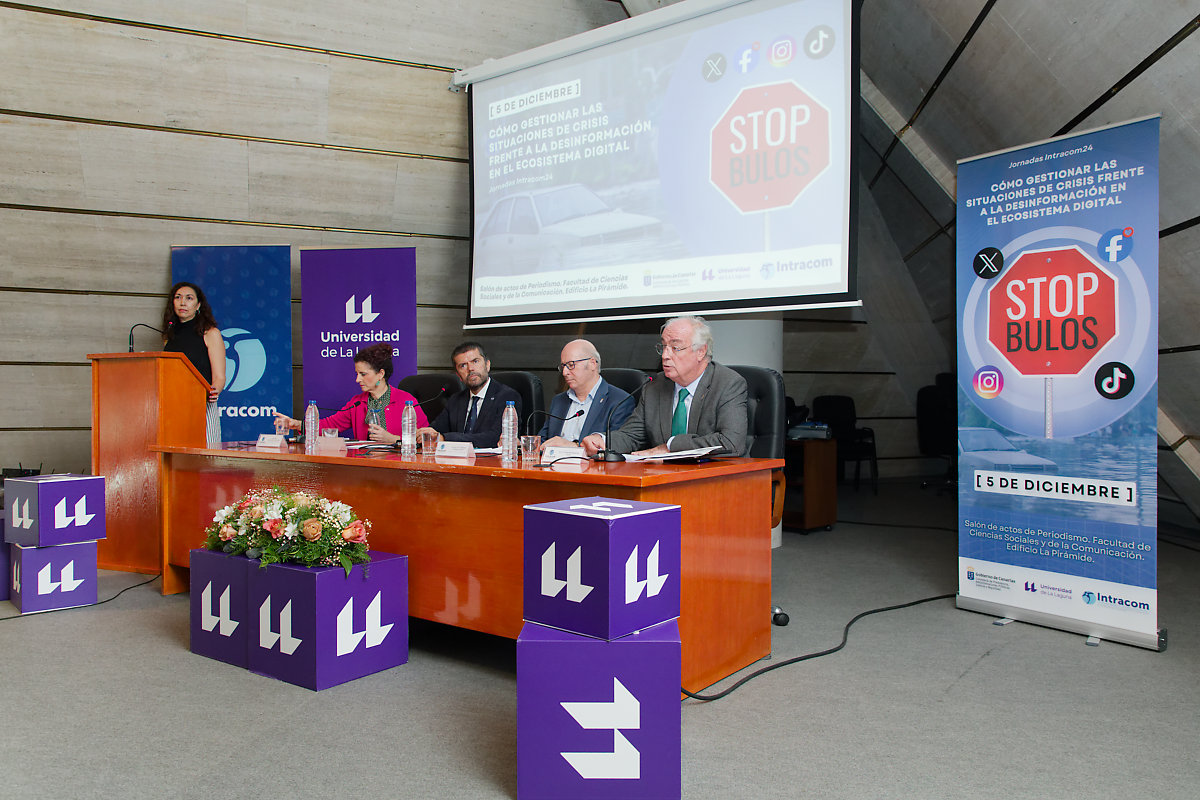 Mesa inaugural de esta jornada de trabajo sobre los bulos informativos.