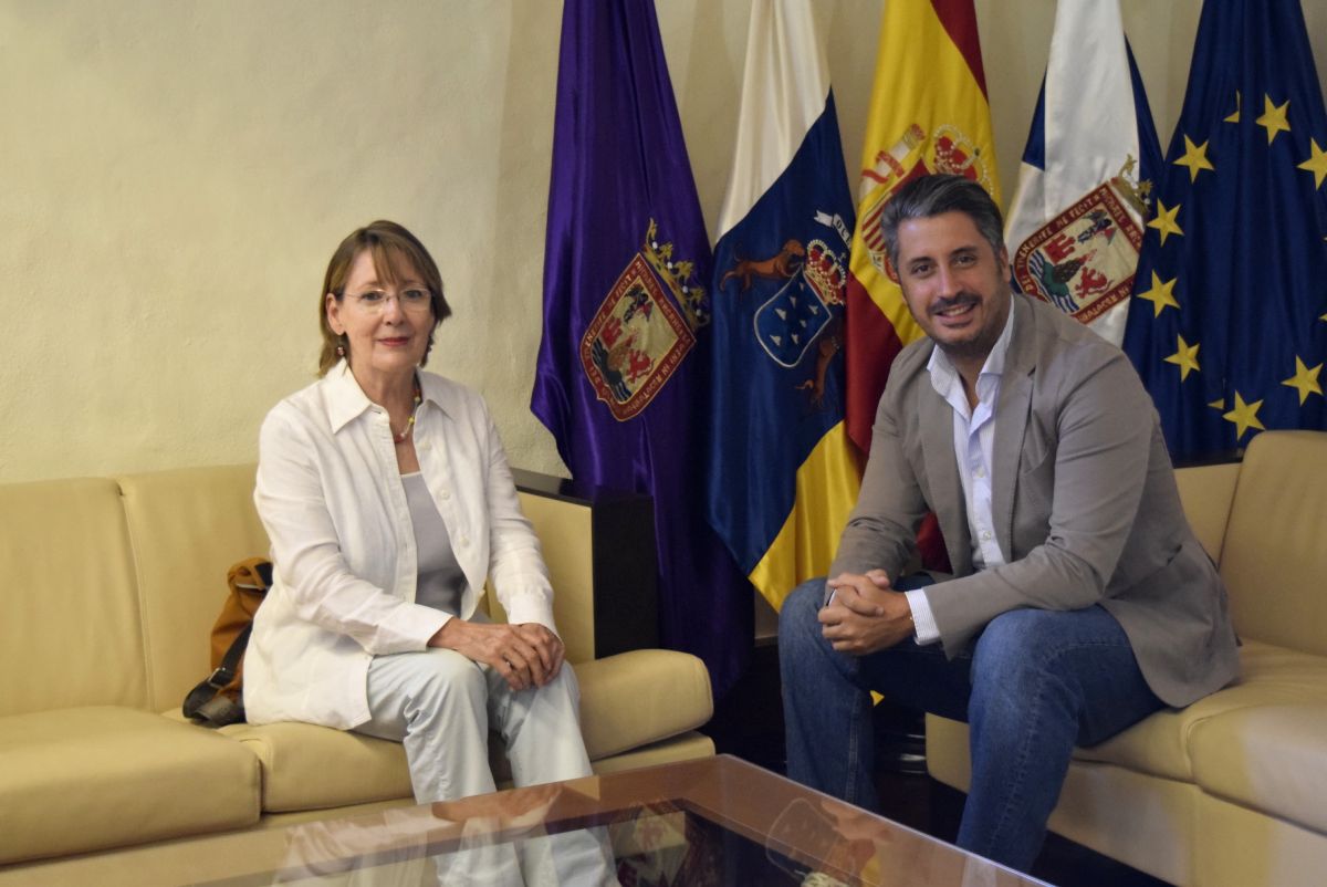 La catedrática María Isabel Navarro Segura con el alcalde de La Laguna, Luis Yeray Gutiérrez.