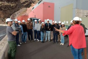 El alumnado de la ULL durante la visita al depósito inferior de agua de Gorona del Viento.