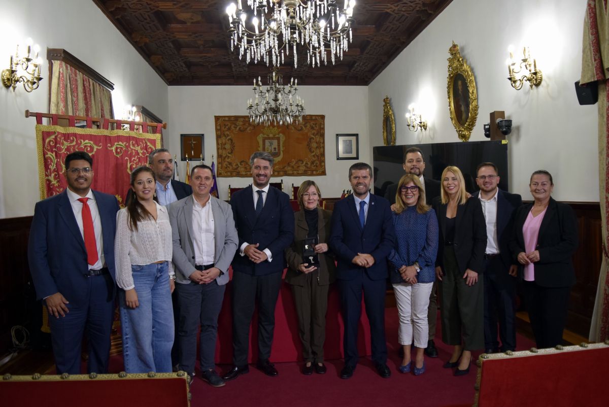 Maisa Navarro, en el centro, posa con la llave recibida, el alcalde Luis Yeray Gutiérrez y la corporación municipal.