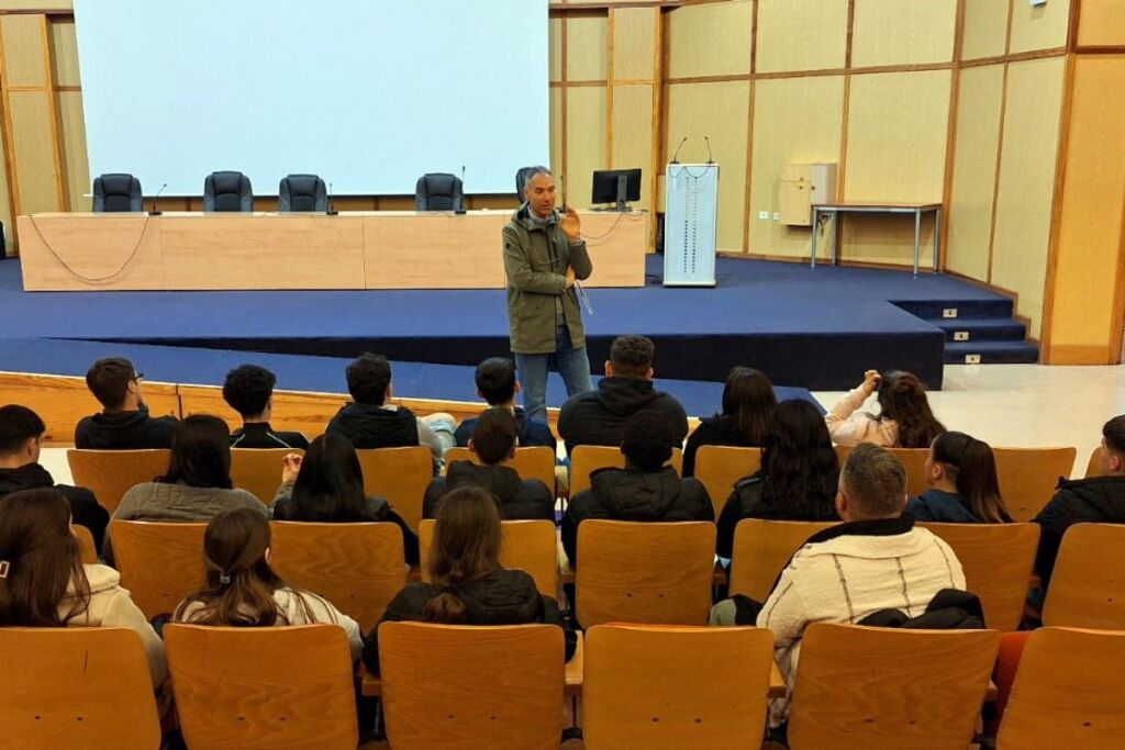 El profesor Vicente Zapata en una de sus sesiones con alumnado de Bachillerato celebrada en el Campus de Guajara.