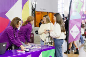 Estudiantes en la mesa de orientación de las Jornadas de Puertas Abiertas 2025.